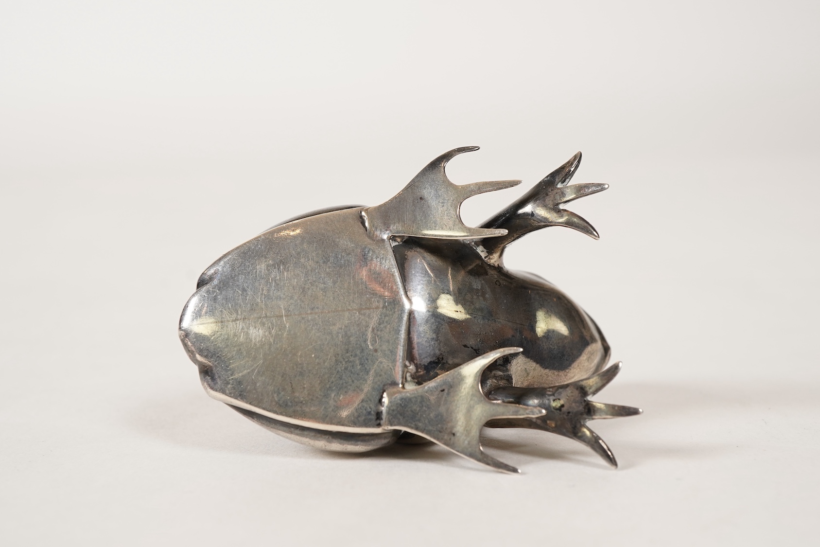 A George V novelty silver mounted pin cushion, modelled as a frog, by Adie & Lovekin